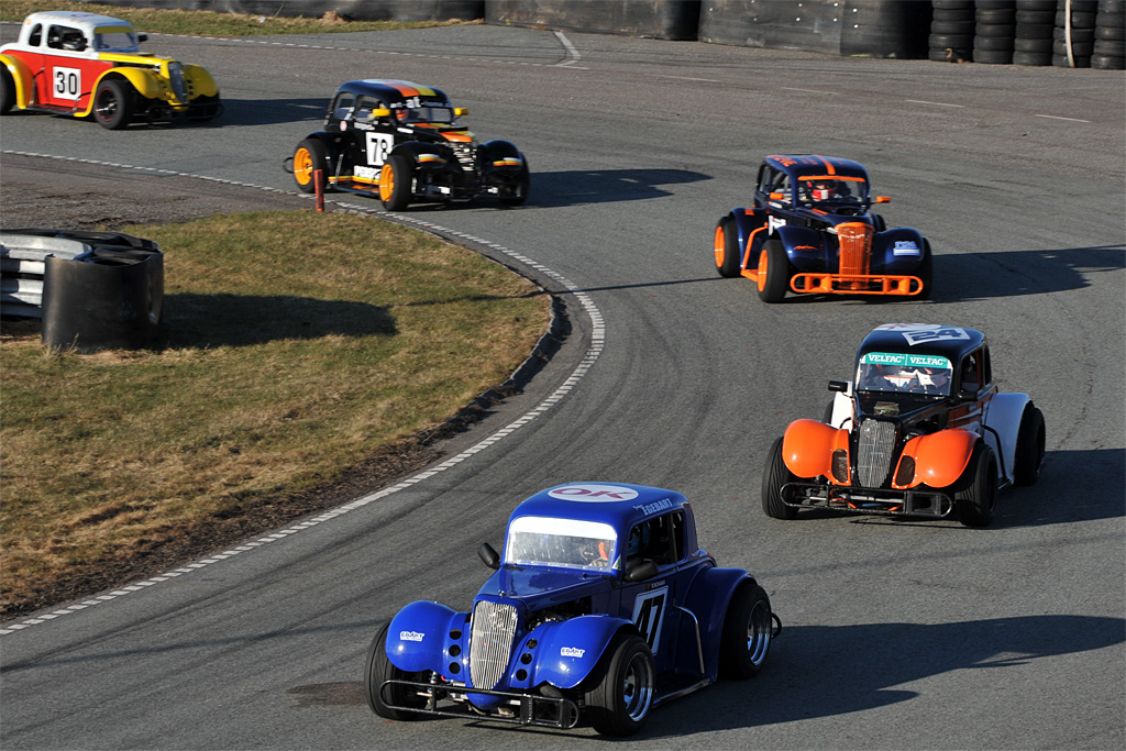 I sin første weekend som deltager kørte Jesper Egebart (blå bil) sig i front for OK Legend Car Cuppen på Ring Djursland